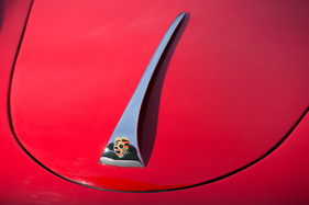 Porsche 356 B 1600 (1961) - das Porsche-Zeichen auf dem Bug (1961)
