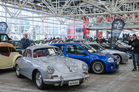 Porsche 356 B 1600 (1963) - für EUR 92'000 zu haben, ausgestellt neben einem Renault Clio 3.0 V6 24V Phase 1 für EUR 78'000 - 42. Auto e Moto d'Epoca 2025