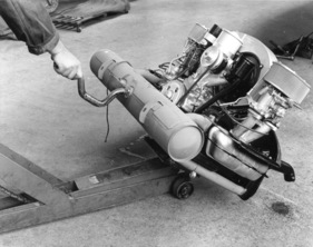 Porsche 356 B (1962) - ein fertiggestellter Motor wird zum Fahrzeug transportiert