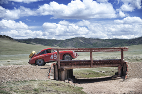 Bild Porsche 356 C (1964) - in der Mongolei beim Überqueren einer Brücke - Rallye Peking-Paris 2013