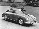 Porsche 356 Carrera (1958) - auch die Dame scheint vom schnellen Porsche angetan zu sein