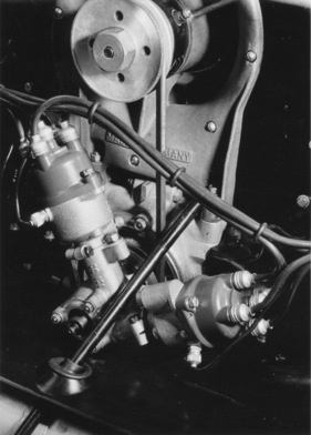 Porsche 356 Carrera (1958) - die beiden Zündverteiler werden direkt von der Kurbelwelle angesteuert