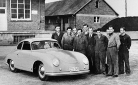 Bild: Porsche 356 Coupé (1950) - Ab März werden die ersten Sportwagen produziert und für 10'200 DM angeboten - Der erste Händler war Walter Glöckler