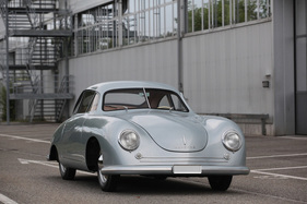 Porsche 356 Coupé "Gmünd" (1948) - im Buch "70 Jahre, 70 Ikonen" abgebildet Porsche 356 Coupé "Gmünd" (1948) - im Buch "70 Jahre, 70 Ikonen" abgebildet