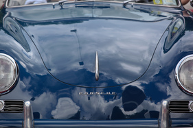 Porsche 356 Pre-A 1500 Cabriolet (1958) - der Himmel spiegelt sich fotogen in der Haube - an der Dolder-Versteigerung der Oldtimer Galerie am 11. Juni 2016