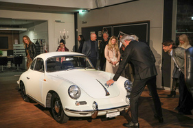 Porsche 356 SC (1964) - bemalt durch Alfredo Häberli (im Vordergrund) Porsche 356 SC (1964) - bemalt durch Alfredo Häberli (im Vordergrund)