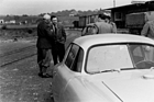 Porsche 356 SL (1951) - kurz vor der Abfahrt zum ersten Werkseinsatz in Le Mans 1951 - Ferry Porsche in der Mitte, im Vordergrund der Porsche 356 SL für den Werkseinsatz