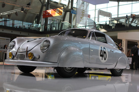 Porsche 356 SL Coupé (1950) - mit diesen Coupés stieg Porsche in die Langstreckenrennen ein, Veuillet sicherte sich damit auf Anhieb den Klassensieg in Le Mans - an der Retro Classics Stuttgart 2012
