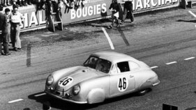 Porsche 356 SL bei den 24h von Le Mans 1951 – Sonderausstellung "Raceborn – 75 Jahre Porsche Motorsport" Porsche 356 SL bei den 24h von Le Mans 1951 – Sonderausstellung "Raceborn – 75 Jahre Porsche Motorsport"