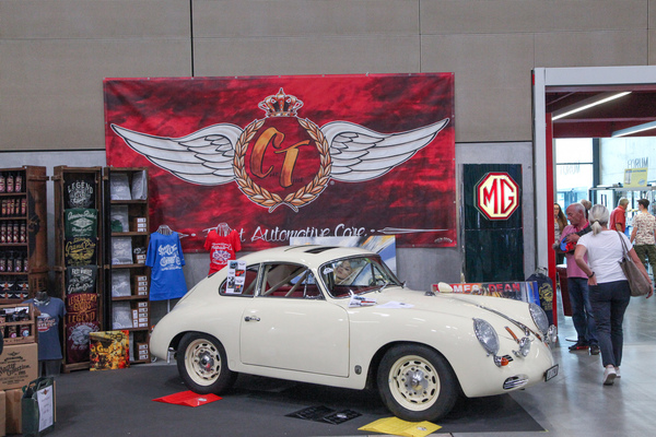 Porsche 356 auf einem Zubehörstand - Swiss Classic World Luzern 2021