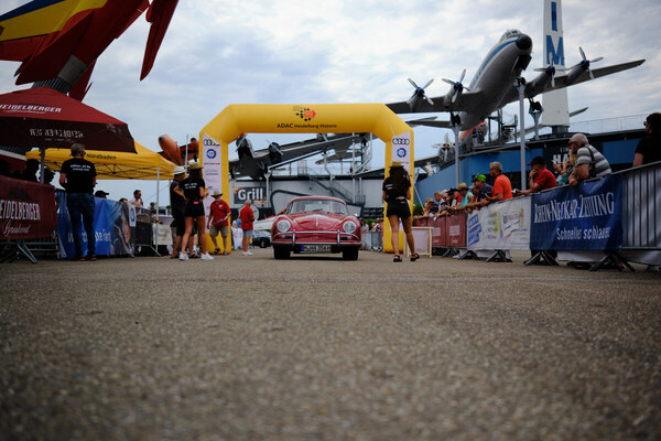 Bild Porsche 356 von 1959 bei der Losfahrt - ADAC Heidelberg Historic 2023
