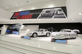 Porsche 356B 2000 GS Carrera GT Dreikantschaber (1963) an der Sonderausstellung im Porsche Museum: Vom 26. März bis zum 13. Juli 2014 präsentiert das Porsche-Museum eine umfangreiche Sonderausstellung zu Le Mans, hier in der Mitte zu sehen der Dreikantschaber Porsche 356B 2000 GS Carrera GT Dreikantschaber (1963) an der Sonderausstellung im Porsche Museum: Vom 26. März bis zum 13. Juli 2014 präsentiert das Porsche-Museum eine umfangreiche Sonderausstellung zu Le Mans, hier in der Mitte zu sehen der Dreikantschaber