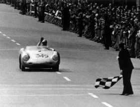 Bild: Porsche 550 A Spyder (1957) - Der Porsche-Werkswagen rollt im Mai 1957 bei der Mille Miglia an den Start und holt den Klassensieg & den fünften Platz im Gesamtklassement