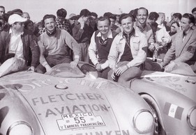 Porsche 550 RS (1954) - die siegreichen Hans Herrmann und Jaroslav Juhan am Ziel in Juarez bei der Carrera Panamericana 1954
