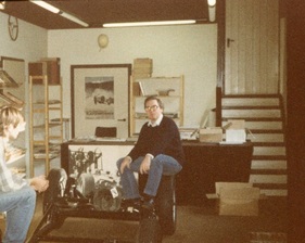 Hannover, 1980: Porsche-Chassis 550-0020 in der Buchhandlung von Autor Martin Schröder, der hier auf dem Reifen sitzt.