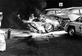 Porsche 645 (1956) – Nach von Frankenbergs Unfall geht sein Wagen in Flammen auf (1956)