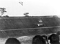 Porsche 645 (1956) – Von Frankenbergs Abflug in der dritten Runde des AVUS-Rennens (© Ludvigsen Partners, 1956) Porsche 645 (1956) – Von Frankenbergs Abflug in der dritten Runde des AVUS-Rennens (© Ludvigsen Partners, 1956)