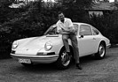 Porsche 901 (1963) - Ferdinand Alexander Porsche posiert auf dem neuen, offiziell ihm zugeschriebenen Sportwagen