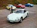 Bild: Porsche 901 (1963) - Vorserienmodell des neuen Coupés vor zwei 356-C-Cabrios und einem 356-B-Coupé. Die Dame ist angeblich Huschke von Hansteins Sekretärin Ilse Nädele