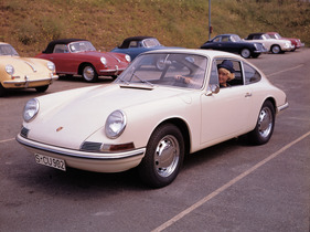 Porsche 901 (1963) - Vorserienmodell von September 1962, man beachte die kreisrunde Tankklappe auf dem Kotflügel