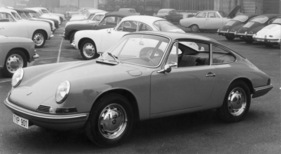 Porsche 901 (1963) - ein neuer 901 inmitten seiner Vorfahren, einem Taunus 17M und einem Opel Rekord