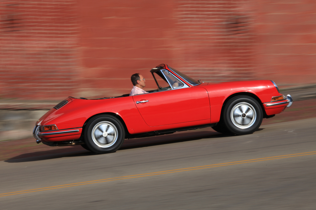 Porsche 901 Cabriolet Prototyp (1964) - moderne Strassen behagen dem Wagen besser als holprige Feldwege