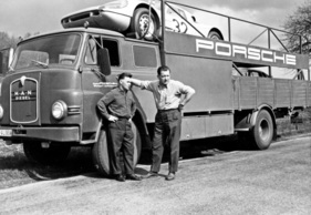 Porsche 904 (1964) – Auf dem Weg zum Vortraining in Le Mans. Links Valentin Schäffer.