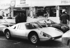 Porsche 904 (1964) - parkiert zwischen anderen Sportwagen