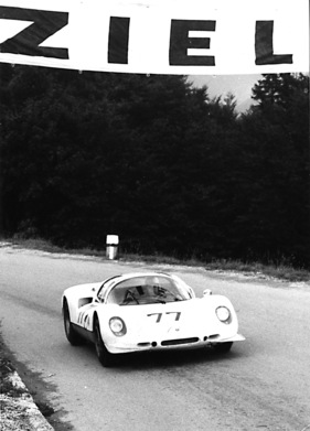 Porsche 906 (906-010) (1966) - Gerhard Mitter bezwingt mit dem auf Coupé umgebauten Ollon-Villard-Spider den Berg 1966 am Gaisbergrennen am schnellsten