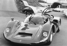 Porsche 906 Carrera 6 (1966) - auf dem Porsche Werksgelände - Mitter strahlt
