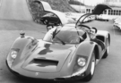Porsche 906 Carrera 6 (1966) - auf dem Porsche Werksgelände - Mitter strahlt