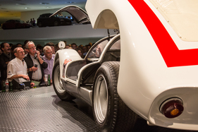 Porsche 906 (Carrera 6) (1966) - die Zuschauer horchen gespannt hin