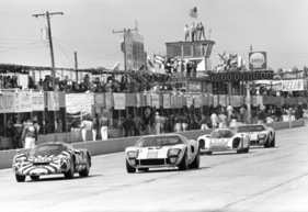 Porsche 906 E (1968) - Auf der breiten Pistenpartie schiessen der Porsche von Capriles/Gunn, der Ford GT 40 von Hawkins/Hobbs, der Porsche 907 von Elford/Neerpasch und der Ford von Ickx/Redman vorbei (12 Stunden von Sebring 1968)