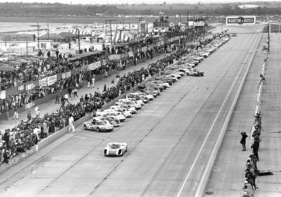 Porsche 907 (1968) - Sensationelles Foto des Starts mit dem Siegerwagen Porsche 907 #49 an der Spitze von Jo Siffert und Hans Herrmann. (12 Stunden von Sebring 1968)