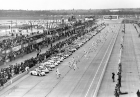 Porsche 907 (1968) - Sensationelles Foto des Starts mit dem rennenden Jo Siffert zu seinem Siegerwagen Porsche 907 #49 auf dem ersten Startplatz. (12 Stunden von Sebring 1968)