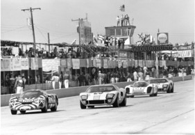 Porsche 907 KH (1968) - hinter einem Porsche Carrera 6 und einem Ford GT40 bei den 24 Stunden von Daytona