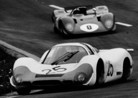 Porsche 908 (1968) - 1968 konnte Porsche die Markenweltmeisterschaft für sich entscheiden. Hier fährt Jo Siffert in Spa ein 908 Langheck Coupé zum Sieg