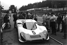 Porsche 908 (1968) - an den Boxen von Spa im Jahr 1968 - rechts warten Rolf Stommelen und Hans Herrmann auf ihren Einsatz