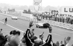Porsche 908 (1968) - der Sieg ist Ickx/Oliver im Ford GT40 nicht mehr zu nehmen in Le Mans im Jahr 1969, die engste Zielankunft der Le-Mans-Renngeschichte