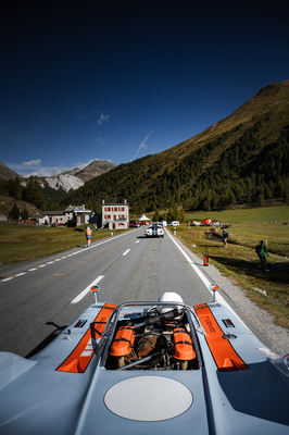 Bild Porsche 908 (1971) am Start – hinter Roman Curiger im Shelby GT 350 von 1965 – Bernina Gran Turismo 2025