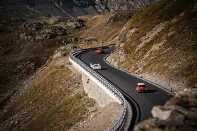 Bild Porsche 908 (1971) pilotiert von Franco Gansser, vor Porsche 911 Carrera RSR von 1974 – Bernina Gran Turismo 2025