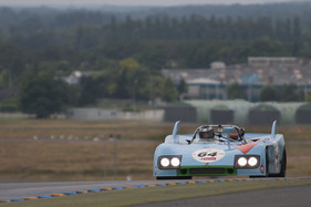 Porsche 908/3 (1971) am steilsten Streckenabschnitt beim Dunlopbogen - Gesamtplatz 2 im Plateau 5 (1966-1971) an der Le Mans Classic 2012