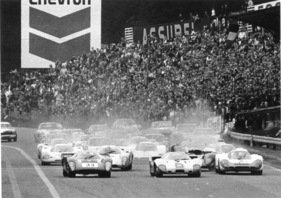 Porsche 908 LH (1968) - Start zu den 1000 km von Spa - links Hawkins auf Lola, in der Mitte Ickx auf Ford GT Mirage und rechts Jo Siffert im 908