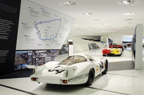 Porsche 908 LH (1969) an der Sonderausstellung im Porsche Museum: Die Ausstellung im Porsche-Museum wandelt sich im Sinne des berühmten Langstreckenrennens zu einer Rennstrecke. Porsche 908 LH (1969) an der Sonderausstellung im Porsche Museum: Die Ausstellung im Porsche-Museum wandelt sich im Sinne des berühmten Langstreckenrennens zu einer Rennstrecke.