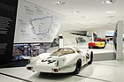 Porsche 908 LH (1969) an der Sonderausstellung im Porsche Museum: Die Ausstellung im Porsche-Museum wandelt sich im Sinne des berühmten Langstreckenrennens zu einer Rennstrecke.