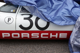 Porsche 910 (1967) - am Start in der Rennwagenklasse - Gaisbergrennen 2013 - Wagenabnahme in Schloss Hellbrunn Porsche 910 (1967) - am Start in der Rennwagenklasse - Gaisbergrennen 2013 - Wagenabnahme in Schloss Hellbrunn