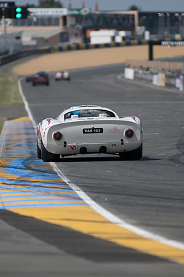 Porsche 910 (1967) auf der Start/Ziel Gerade in Le Mans - Plateau 5 (1966-1971) an der Le Mans Classic 2012