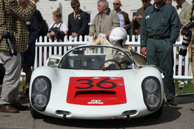 Porsche 910 (1968) - Rainer Becker besteigt seinen Porsche, gemeldet für die Whitsan Trophy - Goodwood Revival 2018