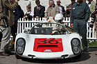Porsche 910 (1968) - Rainer Becker besteigt seinen Porsche, gemeldet für die Whitsan Trophy - Goodwood Revival 2018