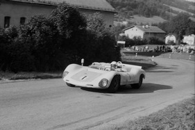 Porsche 910/8 Bergspyder (1967) – Gerhard Mitter im offenen Porsche-Prototypen am Gaisberg 1967